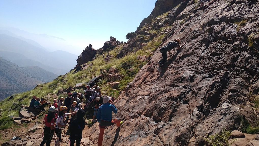 Et les autres pendant ce temps là ? Ils étudient le milieu autour des gravures rupestres, font escalade et randonnée  avec Monsieur Tazi... Mais les photos sont encore dans la montagne...