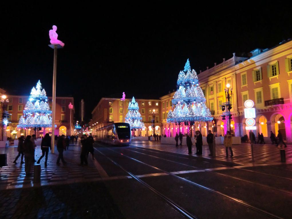 La place Masséna le soir