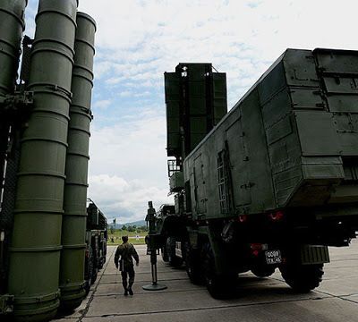 Après cinq mois d'essais, la Russie déploie son système anti-missiles S-400 en Crimée