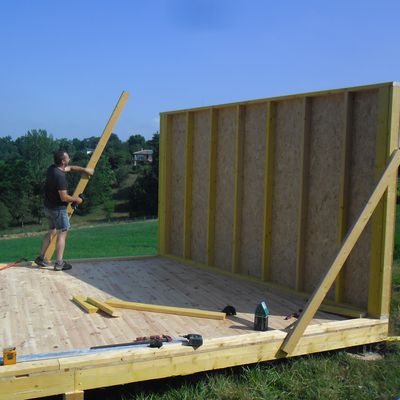 Atelier: montage des murs et de la charpente