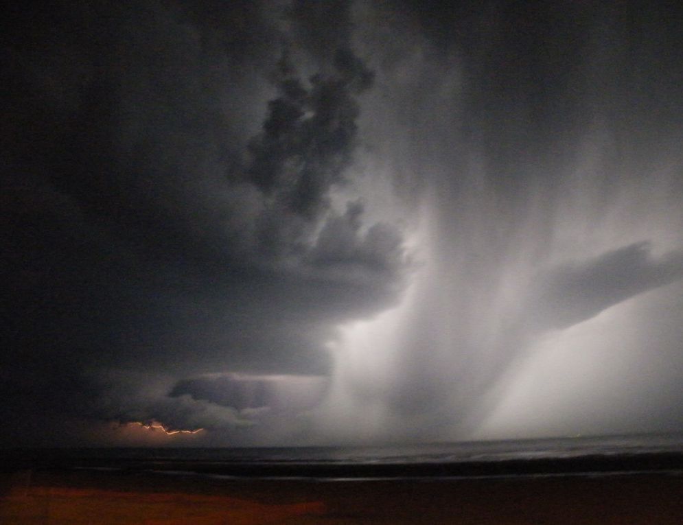 il était près de minuit, ce 16 juillet ; de la digue, l'orage était superbe !