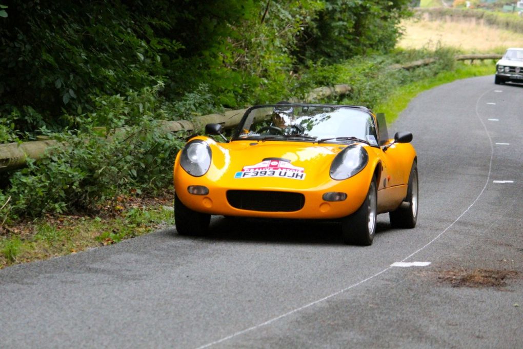 rallye cartoraphique artois lys 2012
la grange au damier st venant anciennes mg porsche alpine ferrari r8 simca alfa caterham lotus