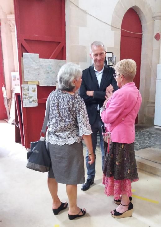 Des visiteurs attentionnés à la démarche faite pour sauver l'église.