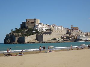 PENISCOLA son chateau et sa plage avec les magnifiques sculptures de sable 