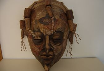 sculpture grès masque africain