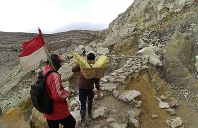 Le mont Kawah Ijen: sur la route des porteurs de soufre.