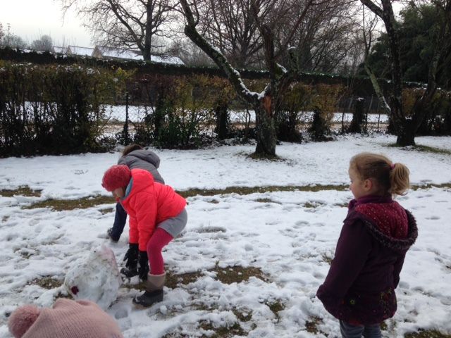 Quand la neige s'invite à l'école... Début de matinée chaotique pour les adultes mais que de bonheur pour les enfants...