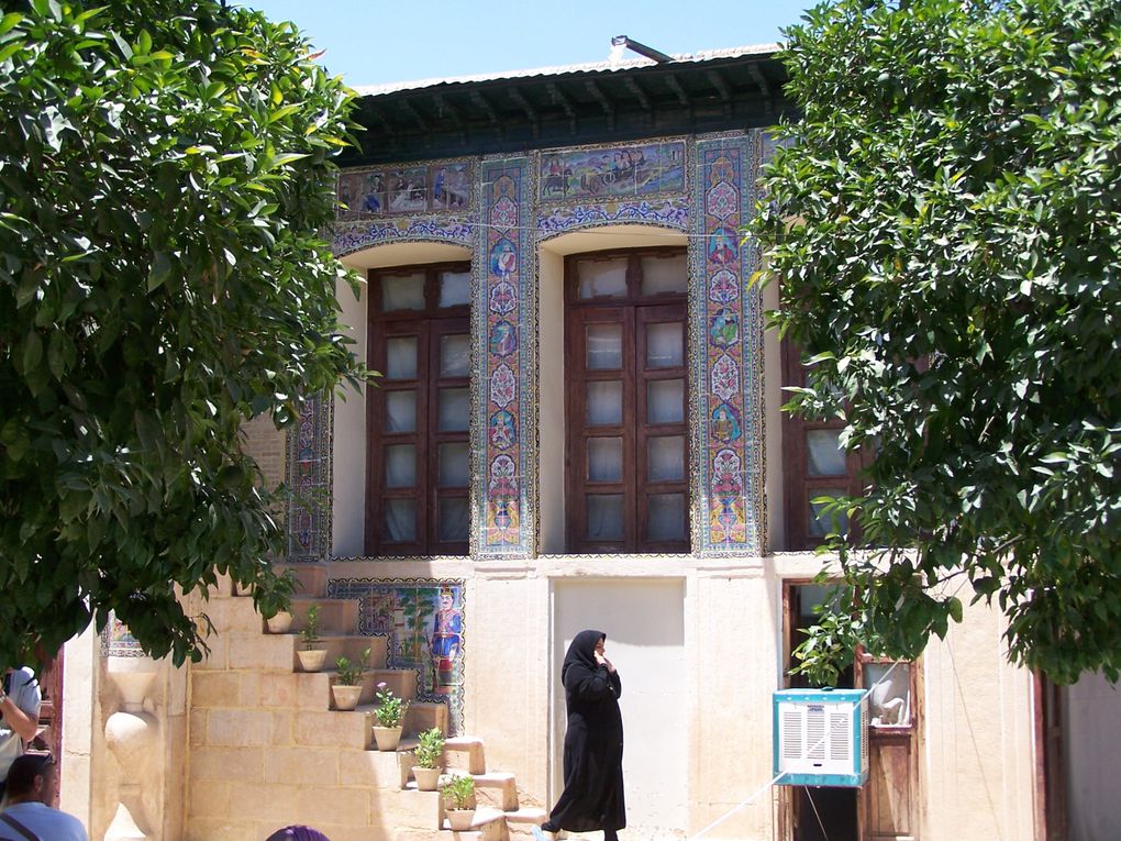 Voyage d'un mois dans ce pays enchanteur qu'est l'Iran, oui nous avons passé des jours géniaux ... difficile à croire mais rarement nous avons ressenti une impression de liberté aussi grande ! Et oui même les filles !