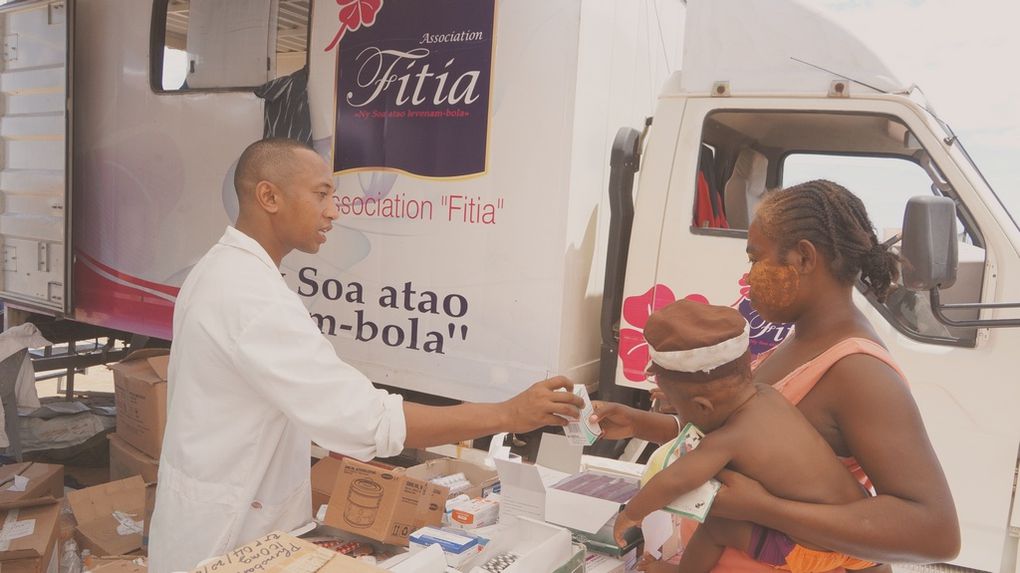 Les membres de l'Association Fitia à Ankiembe, Toliara, pour venir en aide aux sinistrés du cyclone Haruna. Photos: Harilala Randrianarison