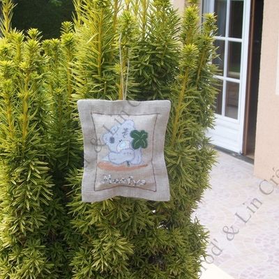 Article décoration en lin brodé machine