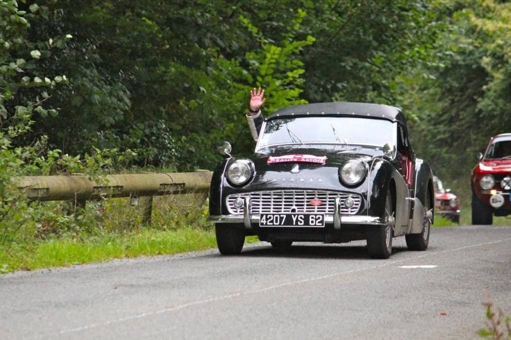 rallye cartoraphique artois lys 2012
la grange au damier st venant anciennes mg porsche alpine ferrari r8 simca alfa caterham lotus