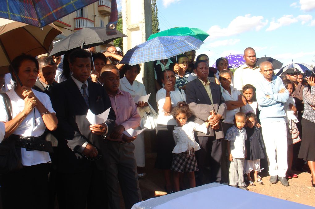 13 avril 2011. Quelques photos de famille de ce jour où Alain Daniel Rakotoarivony a été enterré dans le tombeau familial d'Ambatoroka.