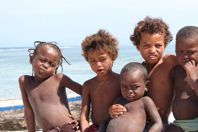 descente sur Itampolo en pirogue destination pêche en pays vezos