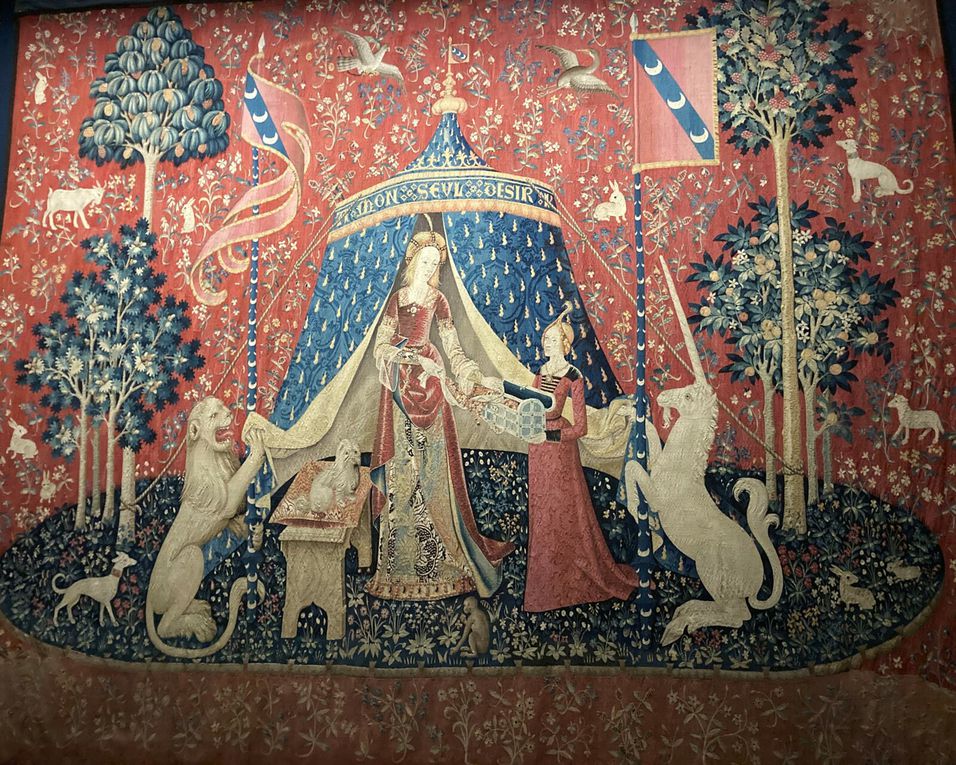 Moyen Age tardif (XIV-XVe siècles) : rose d'or, tapisseries Dame à la licorne, retable enfance du Christ, scènes de la vie du Christ, vitrail, encensoir, mesure pour la dîme