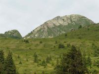 Le chalet d'alpage de la Clusanière sous le Mont Mirantin. On devine le gisant du sarcophage de Gargantua.