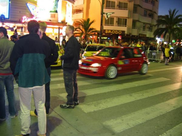 <p>Aprés quelques jours passés à Lloret, nous pouvons enfin partager quelques photos.</P><P>Nous avons pu assister à la préparation pour recevoir les véhicules du Rallye Catalane qui se déroulait à Lloret De Mar.</P><P>C'était géant et énormément de monde le soir.</P><P><U>Petites remarques :</U></P><P>Ne pas hésiter à emmener vos petites monnaies là-bas, ils aiment çà. Les boissons consommées dans un café sont largement moins chéres qu'en France.Par contre l'eau est affreusement trop chéres.Si 