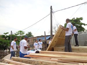 TETO - WE Construction dans la favela de Jardim Gramacho - Rio de Janeiro