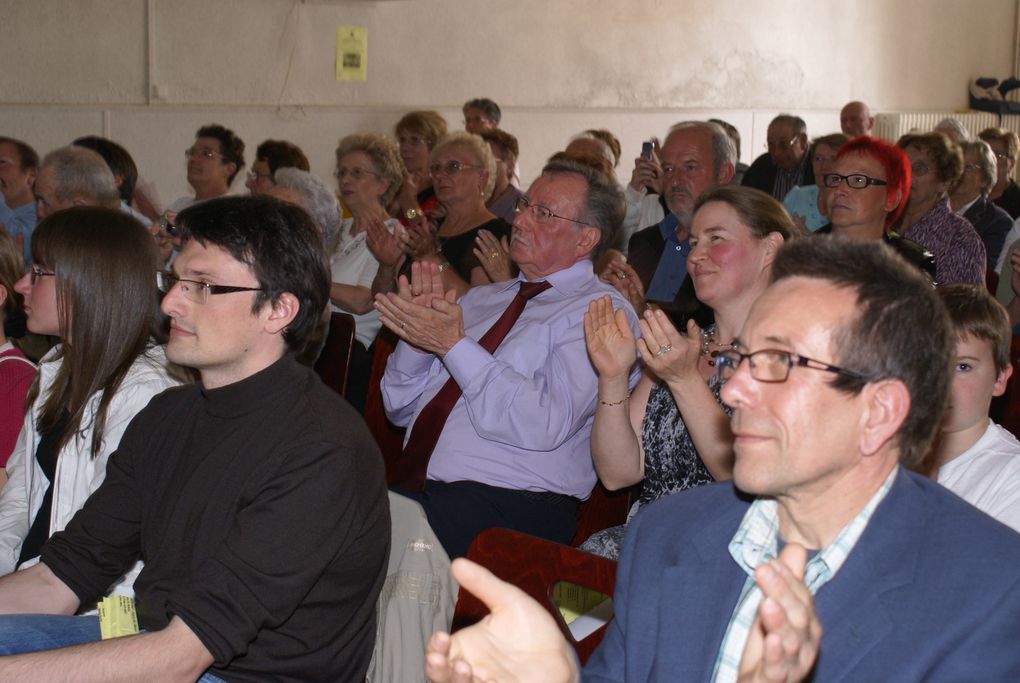 concert de l'Accordéon Club Carpentier de Dugny sous la Direction de son Jeune Chef d'Orchestre FIORINDO au Foyer Jeanne d'Arc à Verdun en présence de Monsieur Yves PELTIER Maire de Belleville, des fidèles du club et de Monsieur PARADISI, profess