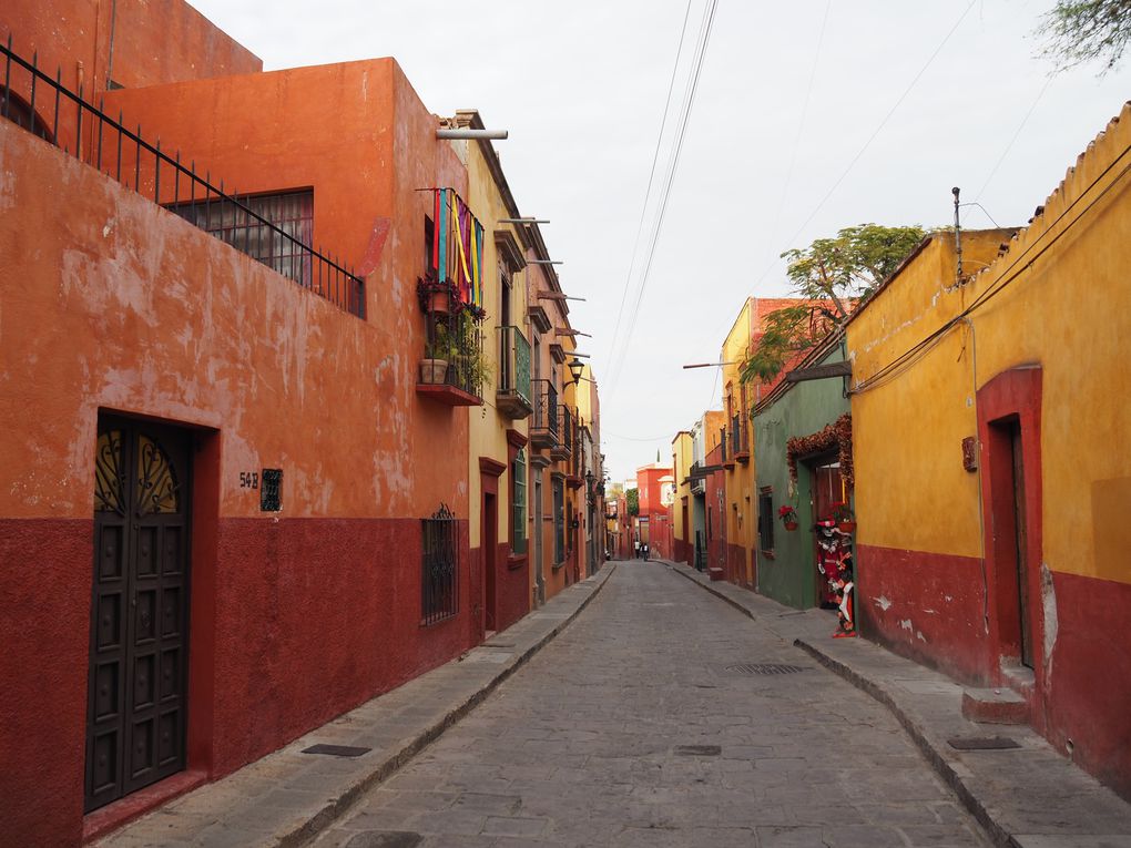 Ses rues colorées aux couleurs éclatantes dont les tons varient selon la lumière du jour (Diaporama)