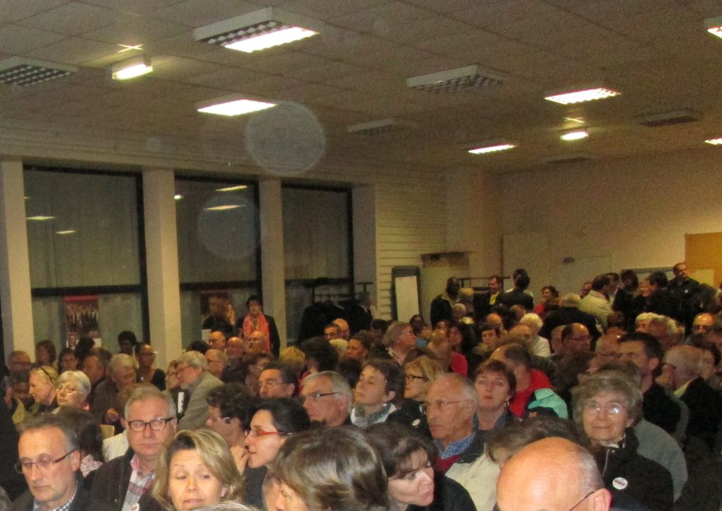 Vues de la réunion publique dans la grande salle associative du Vigneau, autour de Bertrand Affilé et de ses colistiers, le 20 mars 2014, pour la clûture de la campagne des élections municipales.