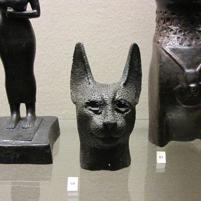 Tête de chat et Figurines de Bastet, musée de Picardie