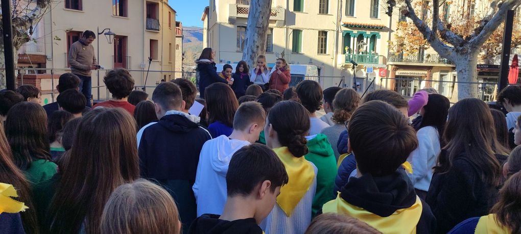 Els alumnes que aprenen català a Prada homenatgen Pompeu Fabra amb danses i cançons!