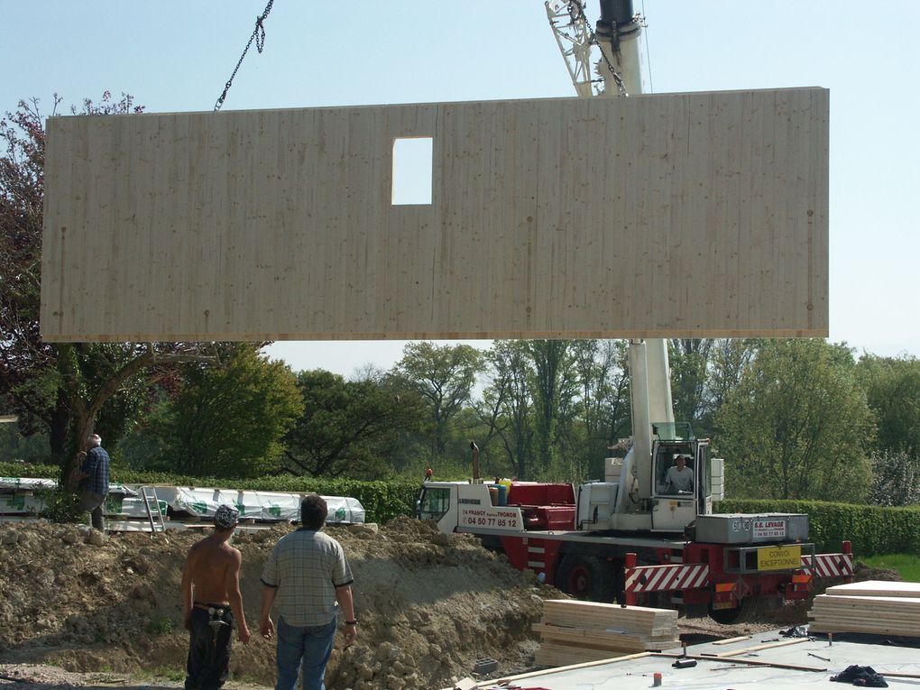 MAISON EN PANNEAUX MASSIFS, CONSTRUCTION HORS D EAU HORS D AIR REALISEE EN MOINS DE 8 JOURS