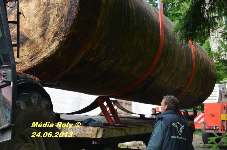 Elle monte en l'air et termine sa course sur un tracteur. Telle est l'aventure d'une citerne de 60.000 litres qui s'en va vers une nouvelle destination... le bio carburant dit la rumeur...