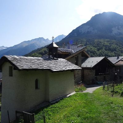 PRAZ-MONTCHARVET-JAIRAZ  UNE RANDONNEE DU PATRIMOINE APAISANTE