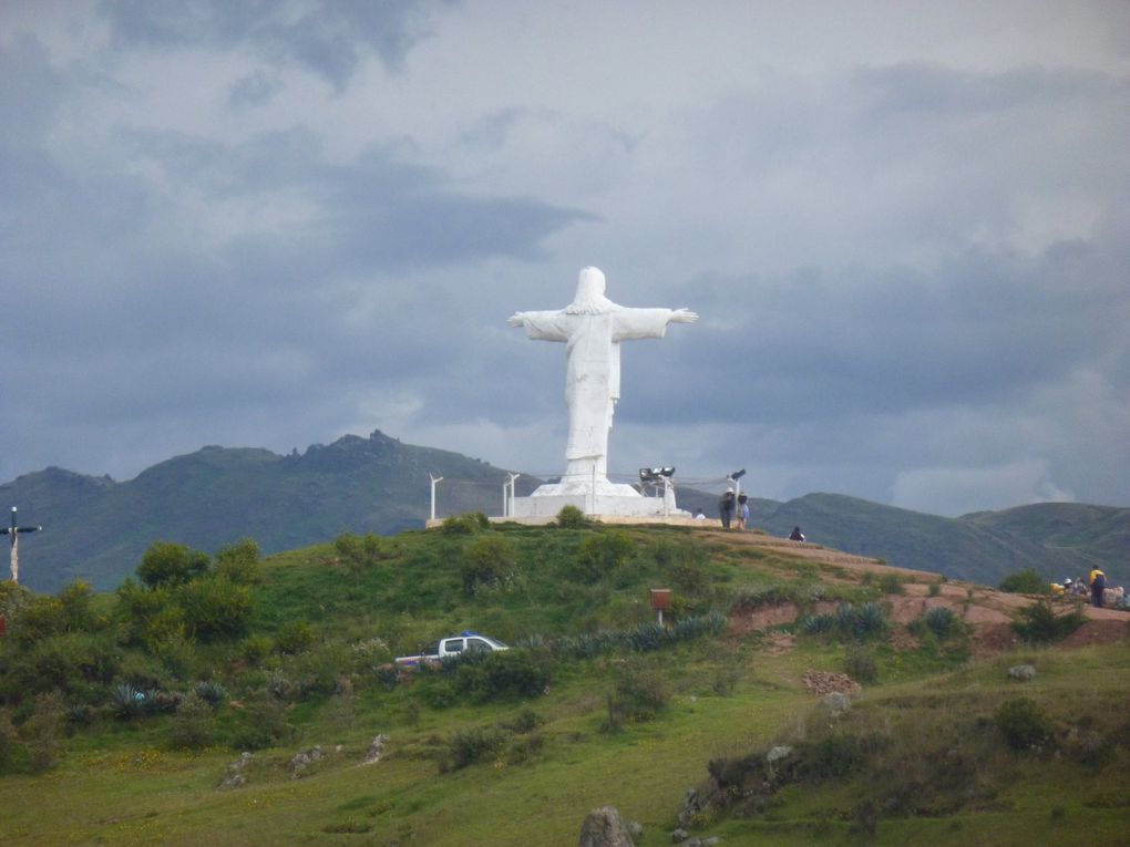 Découvrez l'album de mon "avant-dernier pays". Comme vous pourrez le voir, le Pérou est un pays riche en couleurs, en architecture, en sites incas incroyables etc... Enjoy!!