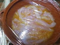 2 - Ajouter l'ail, l'huile d'olive, une pointe de piment de Cayenne, le paprika doux, le sel et le poivre. Mettre les lanières de poulet dans cette marinade, recouvrir le plat d'un film étirable et laisser mariner au réfrigérateur pendant 1 à 2 h.