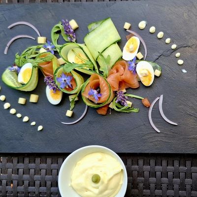 Assiette estivale de duo de saumon fumé / concombre à  la mayonnaise maison au wasabi