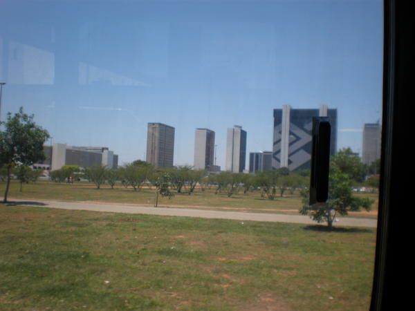 Capitale futuriste surgie au milieu de nulle part, joyau d'architecture moderne, Brasilia et ses larges allées automobiles, ses immeubles administratifs et ses monuments grandiloquents...