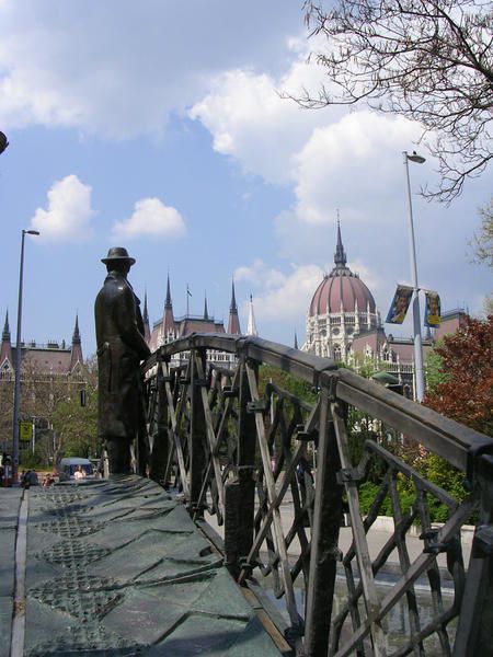 <p>Je vous souhaite une bonne petite balade au coeur de Budapest...</p>
<p>j'espere que ca vous plaira !! :-) bisous bisous... :-)</p>
<p>si vous voulez lire l'article, <a href="http://petitesandrine.over-blog.com/article-2574049.html">cliquer simplement ici !!</a></p>