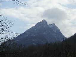 Il a une côte plus sauvage que l'autre, son voisin, le lac d'Annecy, et bien que sa renommée ne soit sans doute pas aussi grande, il a lui aussi sa beauté propre. Aix-les-Bains et Chambéry en sont les villes les plus proches, sans être exactemen