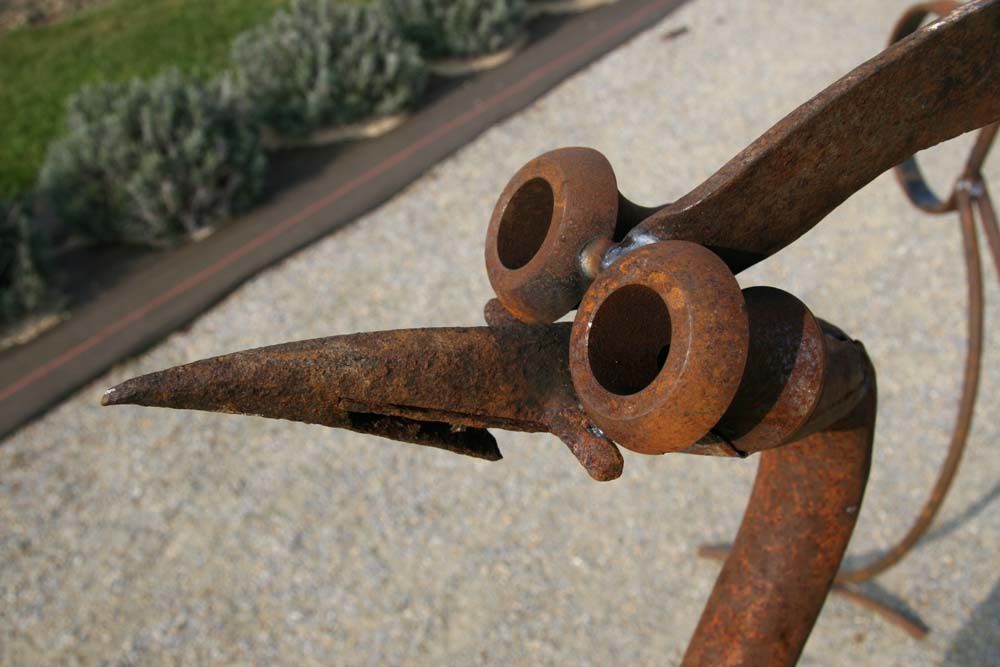 Les oeuvres du Métalo-déchéticien Christian Champin exposées dans le jardin de l'auberge de la Fontaine aux Bretons à Pornic - d'Avril à Août 2009 