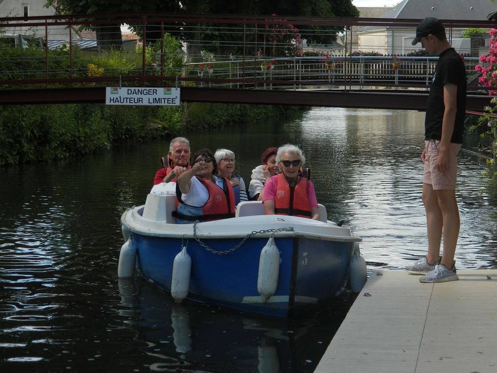 Un petit tour en bateaux électriques sous les ponts et les passerelles de la ville