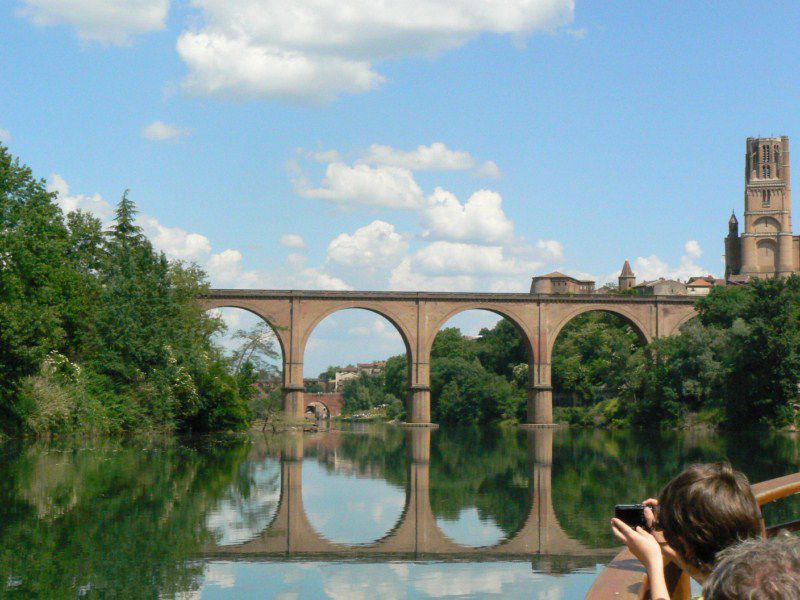 Albi la Rouge porte bien son nom. Avec la presque totalité de ses bâtiments construits en briques rouges c'est une ville magnifique dotée d'un passé extraordinaire. A ne pas manquer !