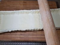 ;3 - Mettre le four à préchauffer th 6 (180°). Etaler la pâte feuilletée (ou sablée), la découper en 2 parties égales dans le sens de la hauteur et la disposer dans le moule rectangulaires de façon à pouvoir en couvrir l'intégralité, bien souder les bords à la jonction. Retirer le surplus de pâte avec un rouleau à pâtisserie (comme sur la photo). Piquer le fond de la tarte à la fourchette. Verser l'appareil dans le fond de tarte, disposer les quartiers de carambole et enfourner pour 30 à 35 mn th 6 (180°). Sortir du four, laisser refroidir et démouler. Décorer la tarte avec des étoiles de carambole et les physalis, saupoudrer le tout de noix de coco râpée et déguster.