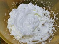 3 - Ajouter la ricotta, mélanger et aromatiser l'appareil avec quelques gouttes d'extrait naturel de framboise. Fouetter rapidement jusqu'à obtenir un pâte bien lisse. Monter les blancs en neige avec une pincée de sel, lorsqu'ils sont bien fermes les incorporer délicatement à la préparation.