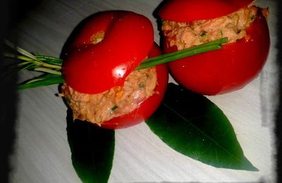 [ tomates farcies froides ( tomates, thon, ciboulette et vinaigre balsamique)]