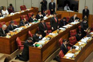 Senadores de Paraguay se arrodillan para orar y pedir perdón por su nación