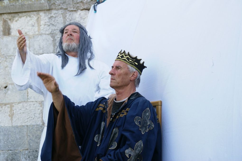  Cet enfant sera confié à Antor et élevé comme un jumeau avec Keu, fils de ce dévoué serviteur. Cliquez sur les flèches à droite ou à gauche de l'image pour faire défiler.