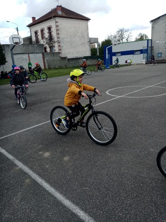 Quelques photos de nos entraînements vélos au stade avant nos exploits sur le bord du canal !