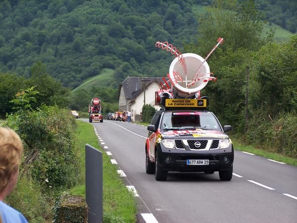 <p><strong>Nous y &eacute;tions... eh oui ! Sur la route du TOUR DE FRANCE 2006, au lieu dit &quot;La Mouline&quot; &agrave; Arette lors de la tr&egrave;s attendue &eacute;tape basque KANBO-PAU du 12 juillet 2006...</strong></p>
<p><strong>Nous &eacute;tions seuls sur ce tron&ccedil;on de ligne droite noy&eacute;s sous un ammoncellement de cadeaux violemment lan&ccedil;&eacute;s depuis les v&eacute;hicules bien color&eacute;s de la d&eacute;bauche publicitaire...</strong></p>
<p><strong>Des bo