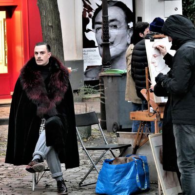 6 décembre. Place du Tertre. Dali le retour!