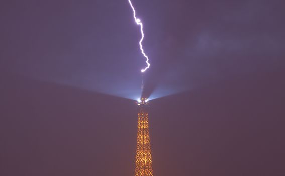 Grêlons, éclairs : les #orages traversent la #France et les images sont impressionnantes