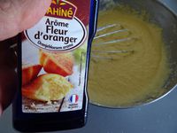 Pour la crème d'amandes: Dans un cul de poule, mélangez le sucre, la poudre d'amandes et le beurre mou. Ensuite ajoutez les oeufs un à un, puis une cuillère d'arôme de fleur d'oranger et mélangez bien. 
