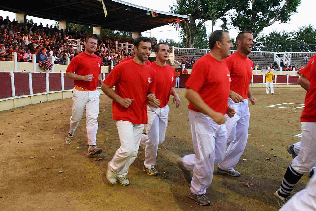 Arènes Parentis 13-08-2010
Croque-vache contre les Pompiers!!