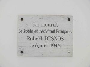 Une cour de la Petite Forteresse. Dans le bâtiment transformé en chapelle du souvenir, une plaque en hommage à Robert Desnos
